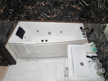 Фотографии Апартаменты Apartment near the airport Kiev Zhulyany Киев Жуляны с гидромассажной ванной г. Вишневое (Украина) №2 Фото Апартаменты Apartment near the airport Kiev Zhulyany Киев Жуляны с гидромассажной ванной г. Вишневое 2